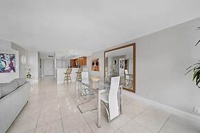 City and Bay View Condo - Walk to Science Museum