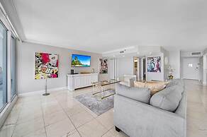 City and Bay View Condo - Walk to Science Museum