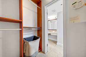 City and Bay View Condo - Walk to Science Museum