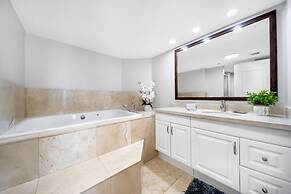 City and Bay View Condo - Walk to Science Museum