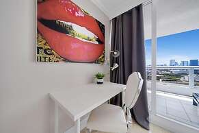 City and Bay View Condo - Walk to Science Museum