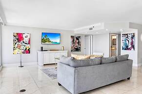 City and Bay View Condo - Walk to Science Museum