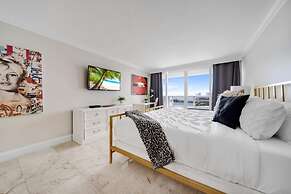 City and Bay View Condo - Walk to Science Museum