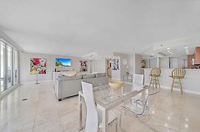 City and Bay View Condo - Walk to Science Museum