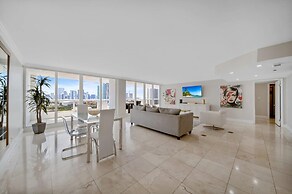 City and Bay View Condo - Walk to Science Museum