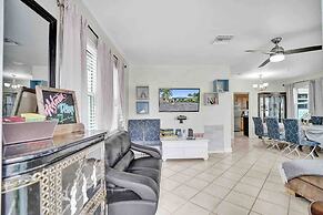 Palm Lined Oasis Walk To Beach Free Parking