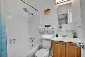 Palm Lined Oasis Walk To Beach Free Parking