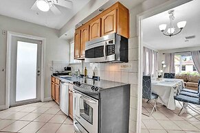 Palm Lined Oasis Walk To Beach Free Parking