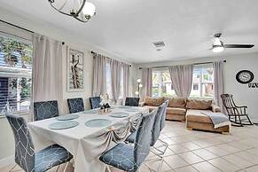 Palm Lined Oasis Walk To Beach Free Parking