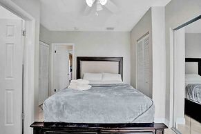 Palm Lined Oasis Walk To Beach Free Parking