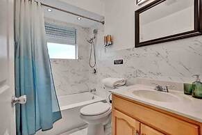 Palm Lined Oasis Walk To Beach Free Parking