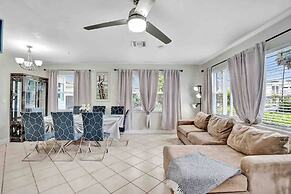 Palm Lined Oasis Walk To Beach Free Parking