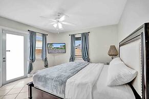 Palm Lined Oasis Walk To Beach Free Parking