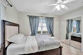 Palm Lined Oasis Walk To Beach Free Parking