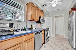 Palm Lined Oasis Walk To Beach Free Parking