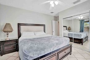 Palm Lined Oasis Walk To Beach Free Parking