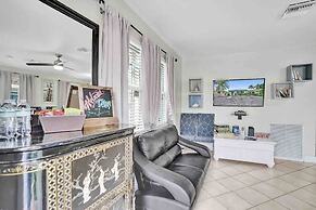 Palm Lined Oasis Walk To Beach Free Parking