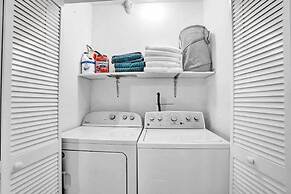 Palm Lined Oasis Walk To Beach Free Parking