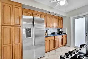 Palm Lined Oasis Walk To Beach Free Parking