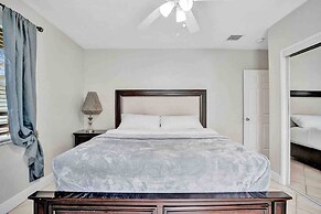 Palm Lined Oasis Walk To Beach Free Parking