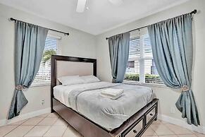 Palm Lined Oasis Walk To Beach Free Parking