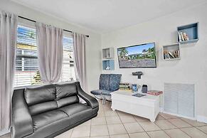 Palm Lined Oasis Walk To Beach Free Parking