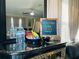 Palm Lined Oasis Walk To Beach Free Parking