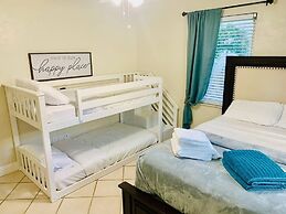 Palm Lined Oasis Walk To Beach Free Parking