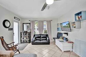 Palm Lined Oasis Walk To Beach Free Parking