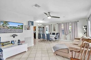 Palm Lined Oasis Walk To Beach Free Parking