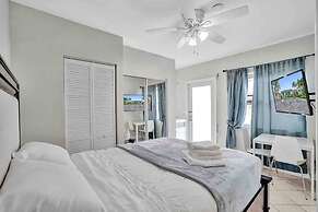 Palm Lined Oasis Walk To Beach Free Parking