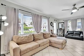 Palm Lined Oasis Walk To Beach Free Parking