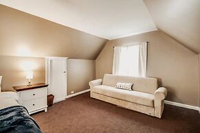 Shiny and Comfortable Oakland House 3 car Driveway