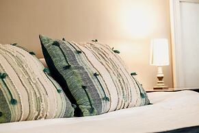 Shiny and Comfortable Oakland House 3 car Driveway