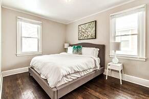 Great 6 Bedroom Peaceful Family Retreat in the University District