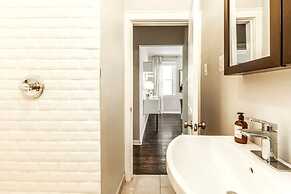 Great 6 Bedroom Peaceful Family Retreat in the University District