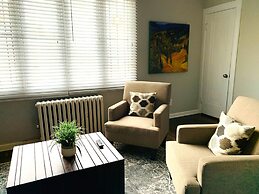 Great 6 Bedroom Peaceful Family Retreat in the University District