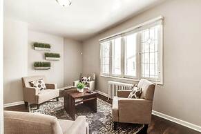 Great 6 Bedroom Peaceful Family Retreat in the University District