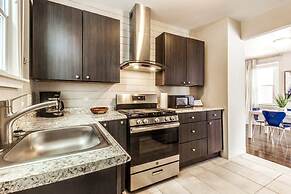 Great 6 Bedroom Peaceful Family Retreat in the University District