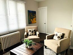 Great 6 Bedroom Peaceful Family Retreat in the University District