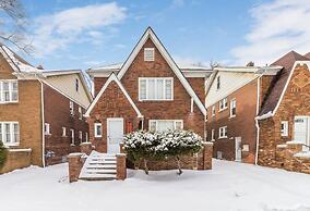 Great 6 Bedroom Peaceful Family Retreat in the University District