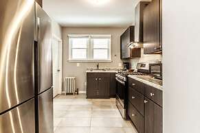 Great 6 Bedroom Peaceful Family Retreat in the University District