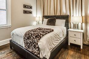 Great 6 Bedroom Peaceful Family Retreat in the University District