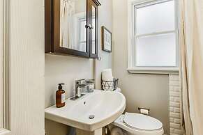 Great 6 Bedroom Peaceful Family Retreat in the University District