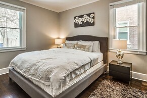 Great 6 Bedroom Peaceful Family Retreat in the University District