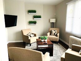 Great 6 Bedroom Peaceful Family Retreat in the University District