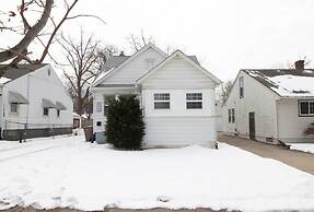 Automaniac Spot in the Heart of Pontiac 3 Beds 2 Baths