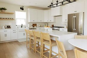 Mediterranean Modern Steps to Beach Dining w Spa