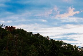 Skyline Splendor Luxe Retreat With Breathtaking Views Over Downtown Ga