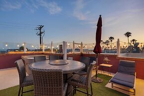 Shoreline Villa by Avantstay Steps to the Beach, Bay, & Pier!